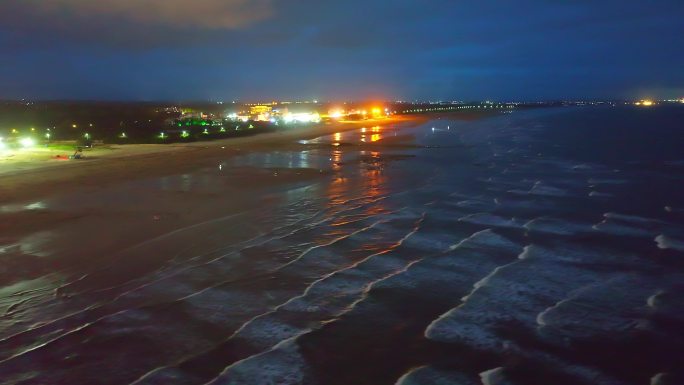 海滨浴场晚上赶海浪花