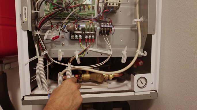 电工连接电线并安装热泵