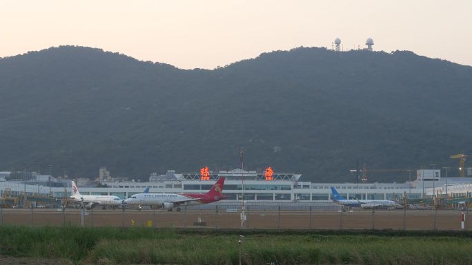 珠海金湾机场正面拍飞机起飞