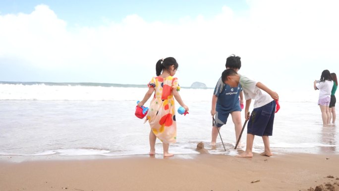 儿童海边沙滩玩耍海滩挖沙