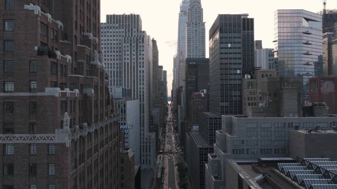 航拍纽约曼哈顿摩天大楼汽车街道城市天际线