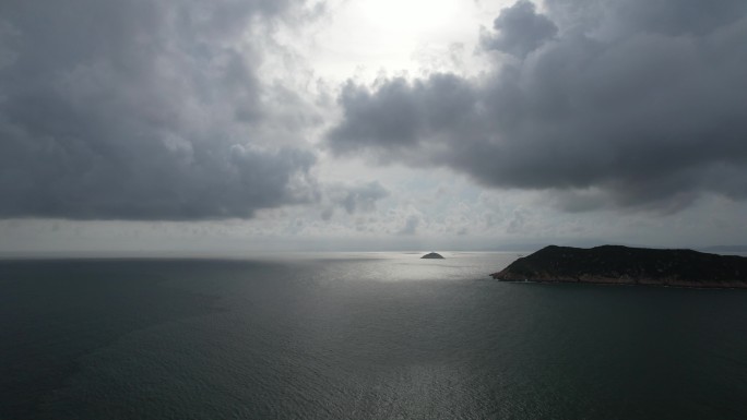 海平面上大海与白云的航拍