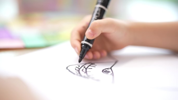 幼儿儿童绘画小朋友在画纸上涂鸦