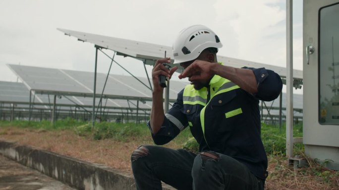 男性工人在太阳能发电站的极端高温下工作。