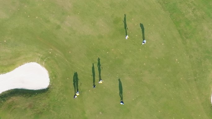 高尔夫球场打球者们的身影影子
