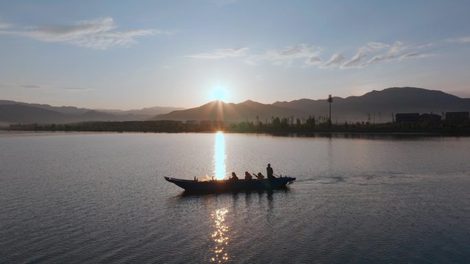 5K-落日下丽江泸沽湖泛舟的湖面，划船