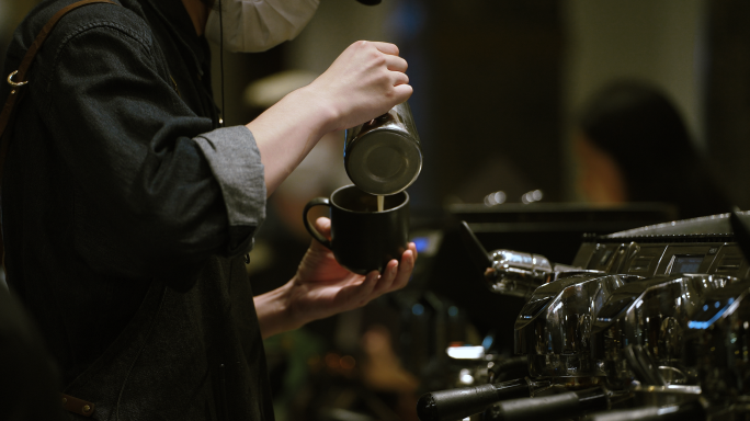 咖啡店咖啡机咖啡师认真制作咖啡星巴克