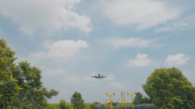 【4k】飞机在机场降落飞过头顶滑翔