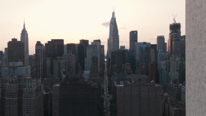 航拍纽约曼哈顿摩天大楼日出汽车街道天际线