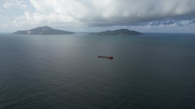 海平面上大海、巨轮与白云的航拍