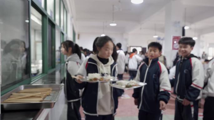 学生食堂吃饭打饭