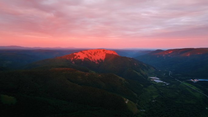 阿尔山白狼峰草原日照金山航拍