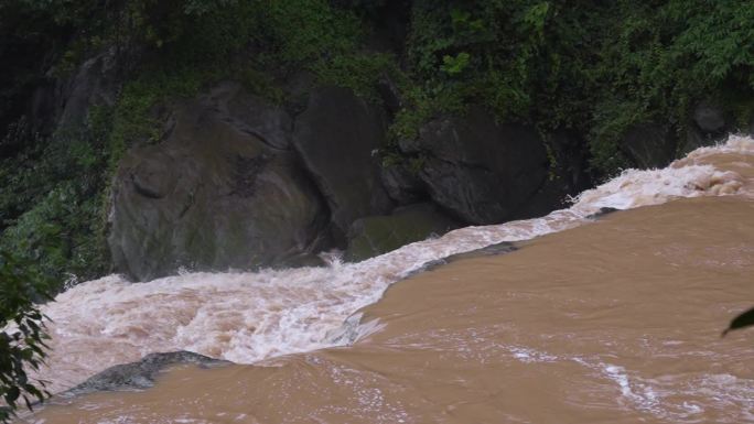 暴雨过后涨水的河流