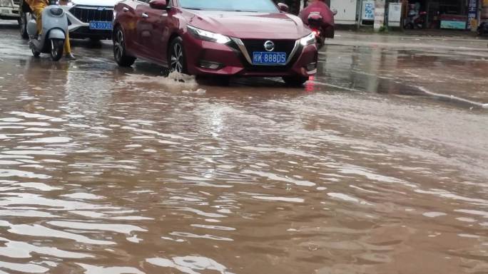 阴天 强降水 积水路段 车辆通过积水路面