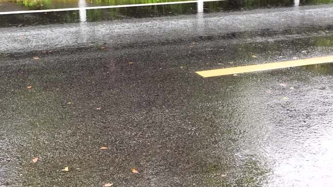 下雨天道路上的车流