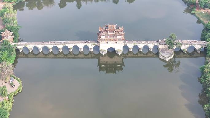 游客在云南建水古桥双龙桥上漫步