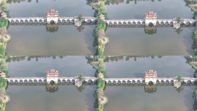 游客在云南建水古桥双龙桥上漫步