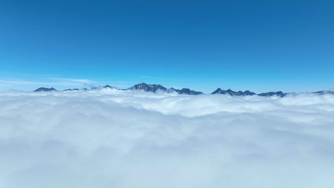 穿出云海见雪山 川西巴郎山高清航拍素材