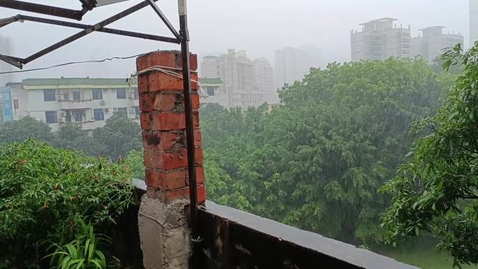 城市雨景，狂风暴雨雷鸣，解压放松