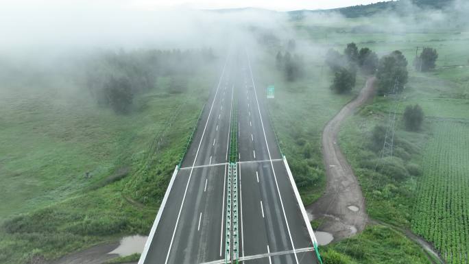 高速公路晨雾汽车行驶
