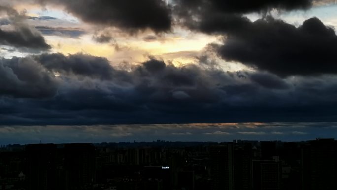 雷云山雨欲来战争景象