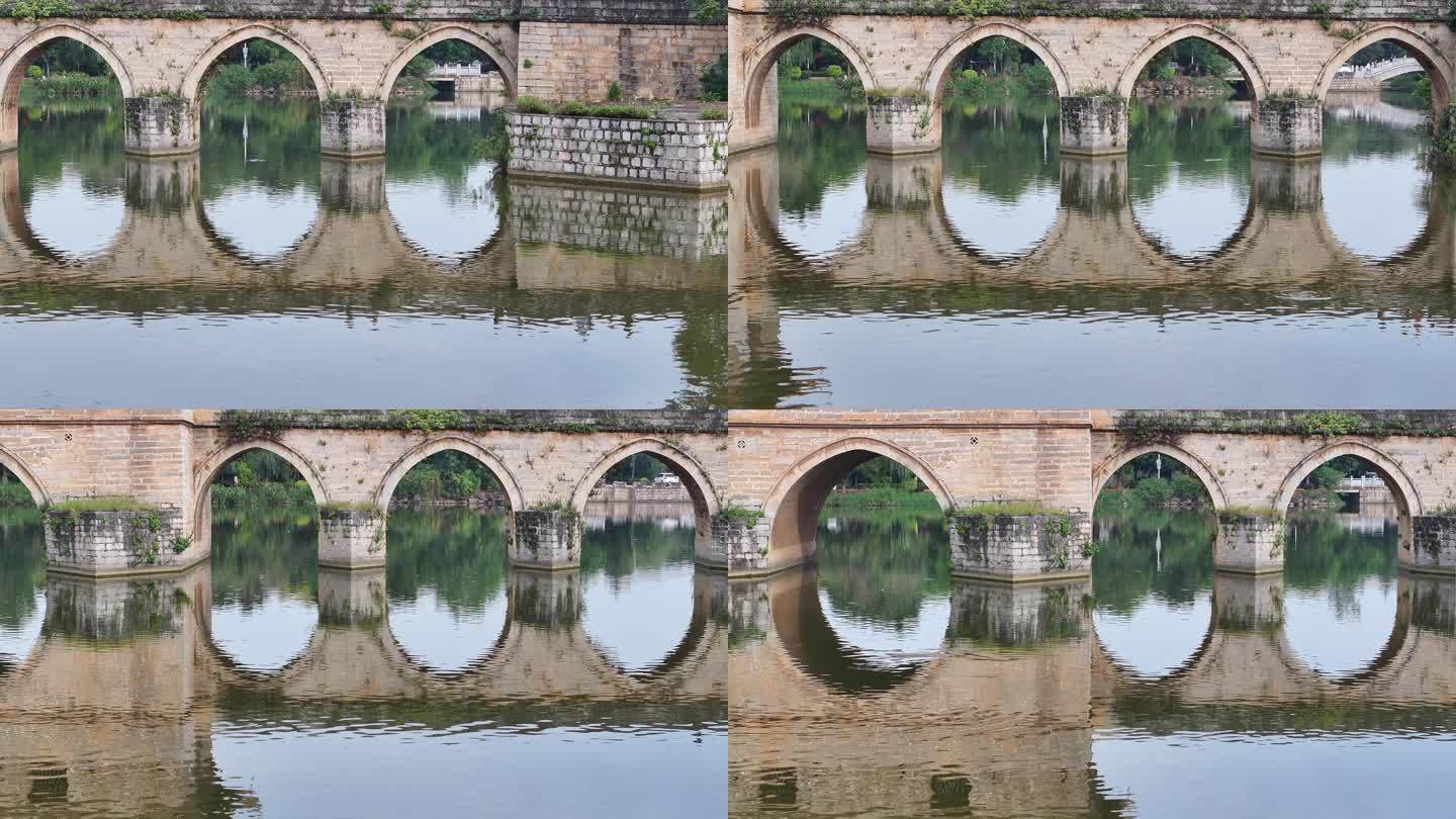 云南建水双龙桥古桥桥孔倒影的美丽画面