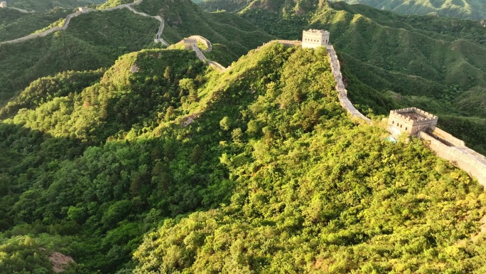 修建在山脉上的连绵不断的金山岭长城