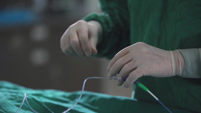 医生手术室拿着冠脉造影针管