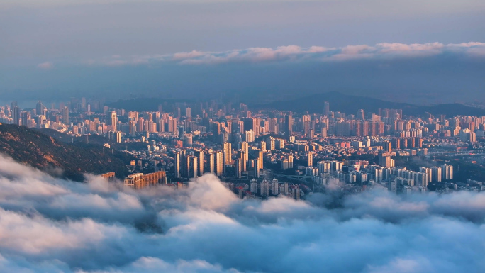 大气的云层下城市市中心4K航拍