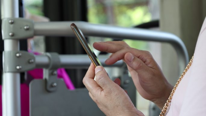 公交车上使用手机