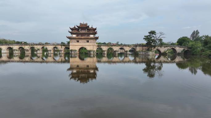 横向航拍展现建水双龙桥的十七个孔洞