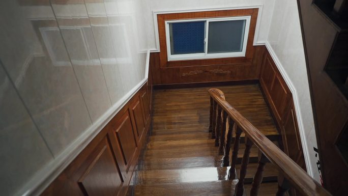 木质楼梯上下扶梯