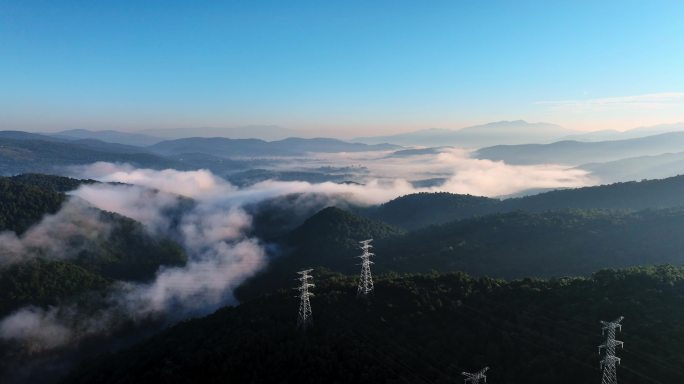 5K-山川云雾缭绕，云雾缭绕山间的输电线