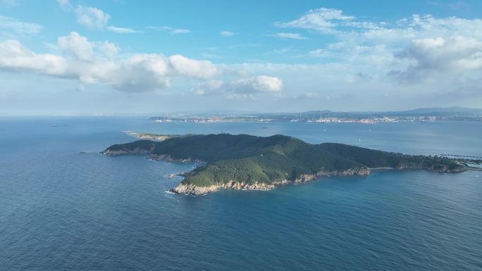 航拍蓝天白云之下的威海刘公岛