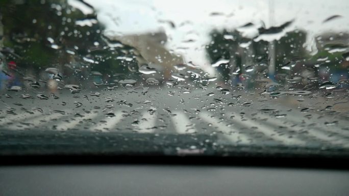 雨点落在车玻璃上