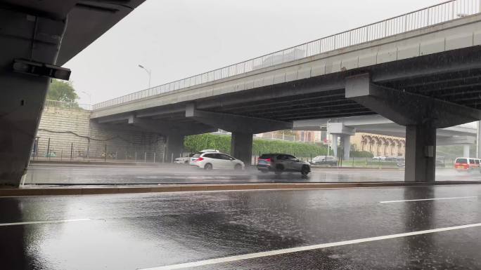 暴雨 北京 城市空镜 车来车往 街道