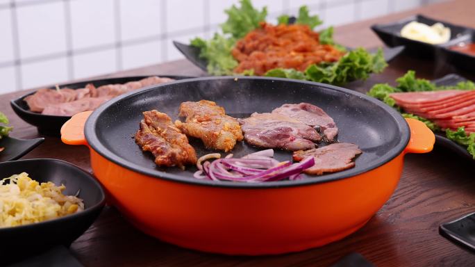 烤盘上正在烧烤的韩式烤肉