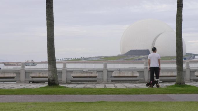 4K | 珠海日月贝，人在海边人行道散步