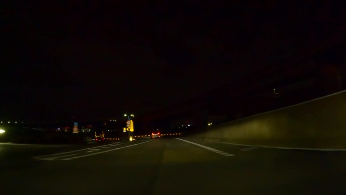 晚上在高速公路上开车