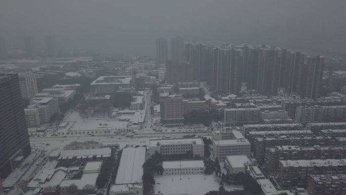 下雪的湖北大学和湖北教育考试院航拍