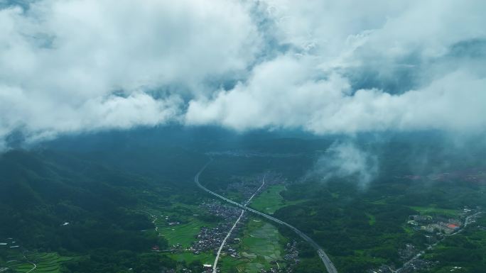 高速路公路航拍烟雨朦胧 山村生态宜居