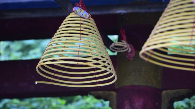 烧香焚香祭拜