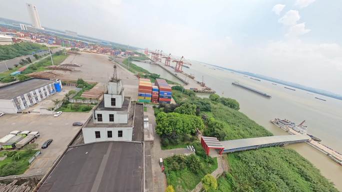 穿越机航拍扬州港码头集装箱轮船货轮装货