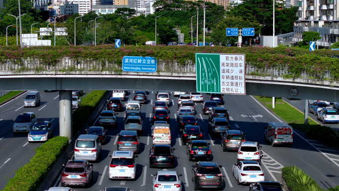 交通马路上下班高峰期小汽车交替通行