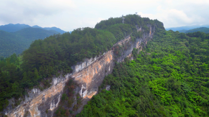 绝壁公路地势险要刀劈悬崖巨石山河峰回路转