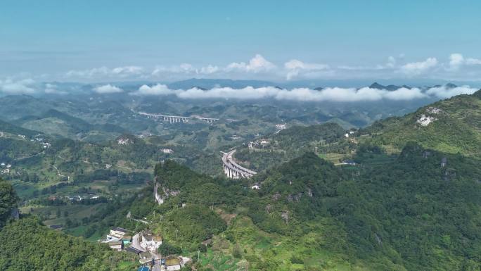 延时摄影白云流动，大山洁白云朵空镜头素材