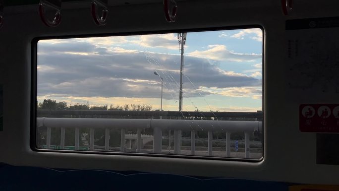 地铁窗外的云