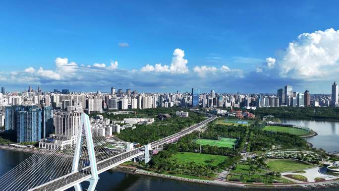 中国海南省海口市世纪大桥 夏日里蓝天白云