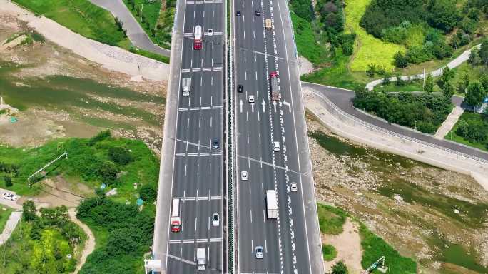 航拍高速公路 道路交通 货车 物流 车流