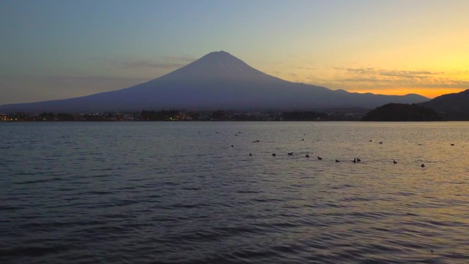 川口湖和富士山的黄昏